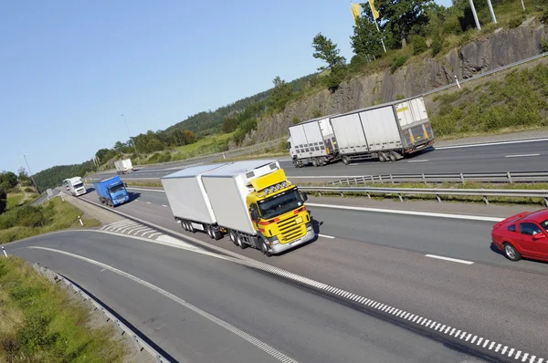 Vrachtwagens en trafic op grote snelweg — Stockfoto