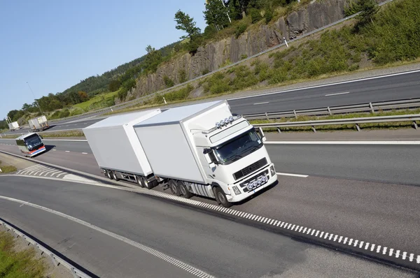 Giant lastbil på natursköna highway — Stockfoto