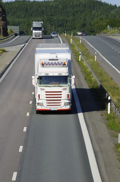 Vrachtwagens op volle snelheid vooruit — Stockfoto