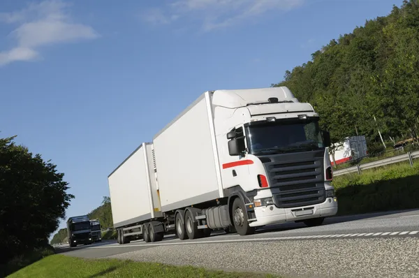 Schone witte vrachtwagen goederenvervoer over de weg — Stockfoto
