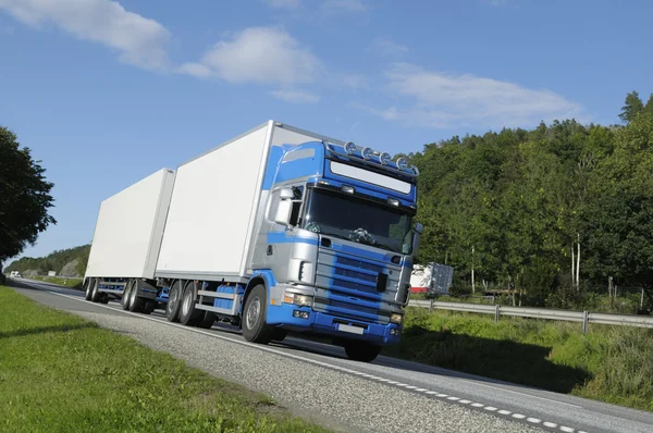 Lastbilstransporter på land highway — Stockfoto