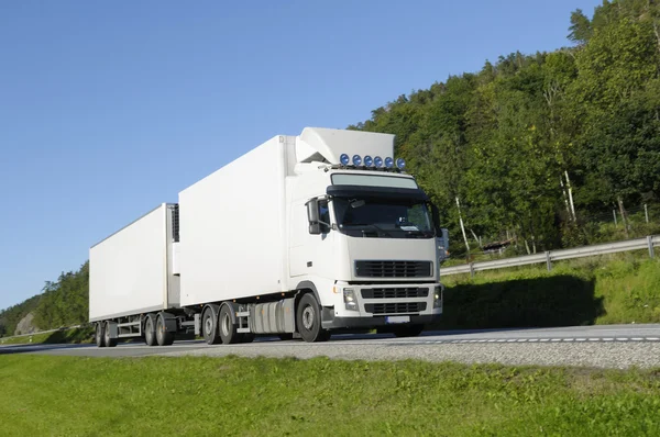 Gigantyczne ciężarówki na autostradzie sceniczny — Zdjęcie stockowe