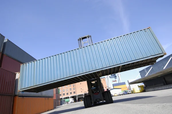 Container truck, empilhadeira em ação — Fotografia de Stock