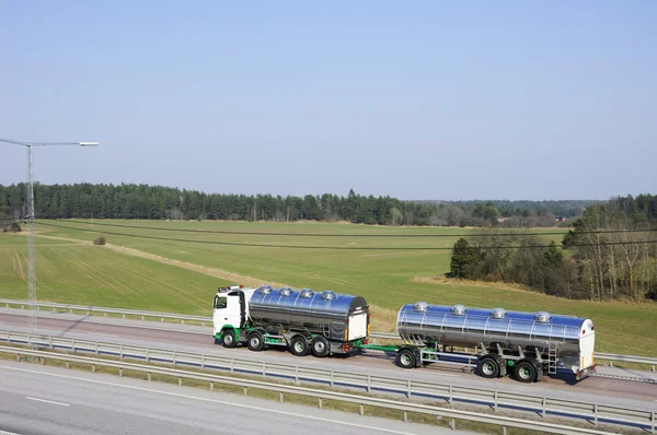 Yakıt kamyon, tanker yolda — Stok fotoğraf