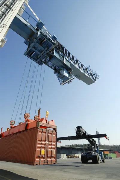 Container-port, crane och lastbil — Stockfoto