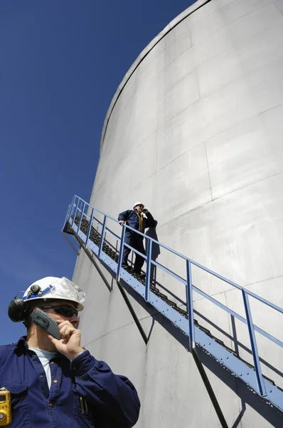 Trabajadores petroleros y tanques industriales —  Fotos de Stock