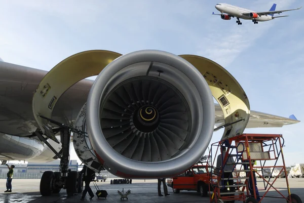 Uçak ve jet motoru — Stok fotoğraf