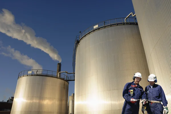 Trabajadores del petróleo y torres de combustible — Foto de Stock