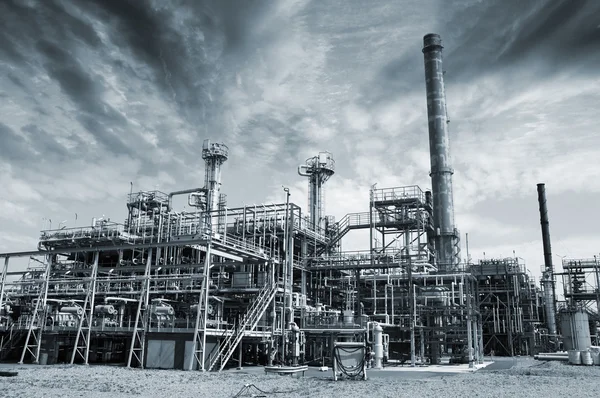 Rafinerii, przemysłowe chmury i mgła — Zdjęcie stockowe