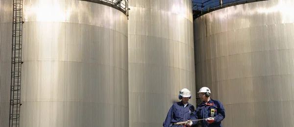 Trabalhadores do petróleo e tanques de torre de combustível — Fotografia de Stock