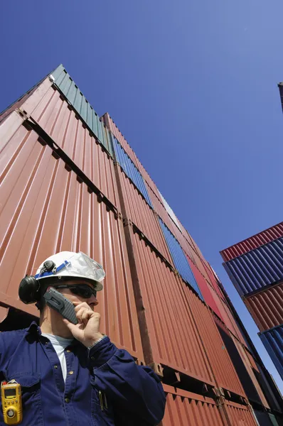 Trabajadores portuarios y contenedores de carga — Foto de Stock