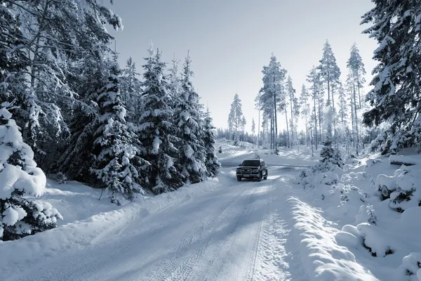 Suv, carro em estradas nevadas — Fotografia de Stock