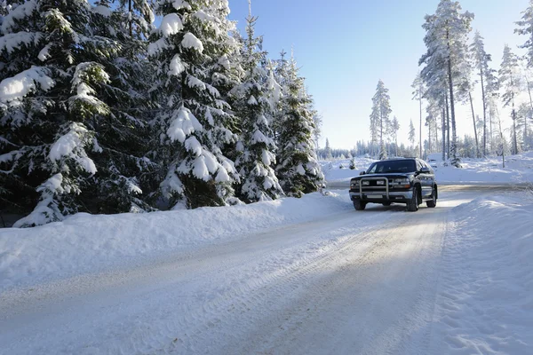 SUV, το αυτοκίνητο στο χιονισμένο δρόμους — Φωτογραφία Αρχείου