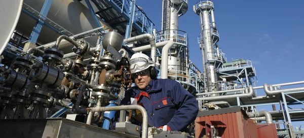Trabajadores e industria química — Foto de Stock