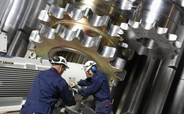 Engineers and steel machinery — Stock Photo, Image