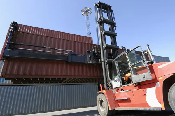 Vysokozdvižný vozík a kontejnerová nákladní automobil — Stock fotografie