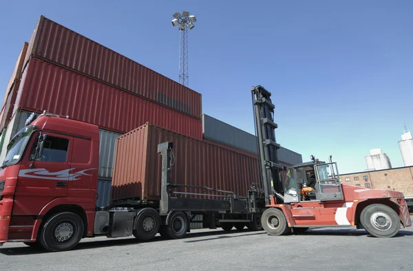 Wózek widłowy i kontener ciężarówka — Zdjęcie stockowe