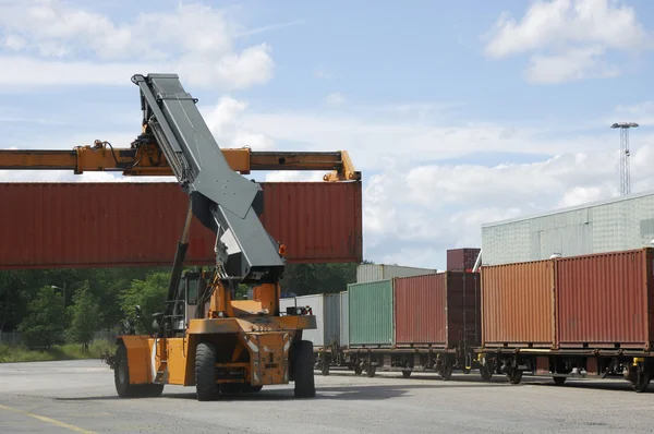 Camión de contenedores dentro del puerto — Foto de Stock