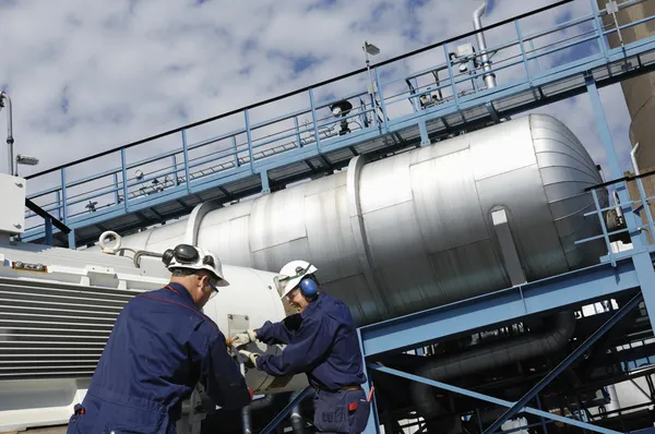 Zbiorniki paliwa i oleju pracowników — Zdjęcie stockowe