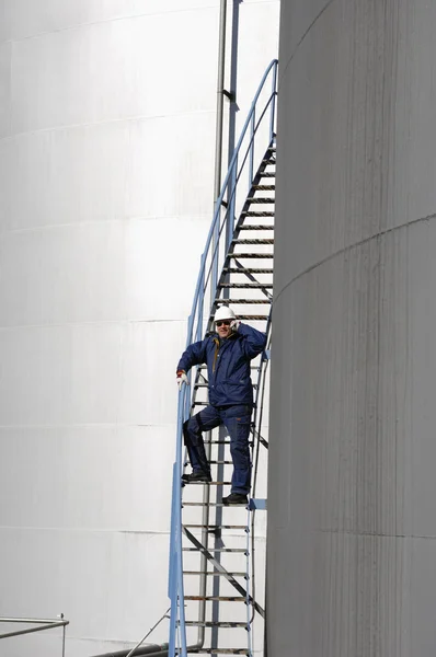 Engineer and fuel-tower — Stock Photo, Image