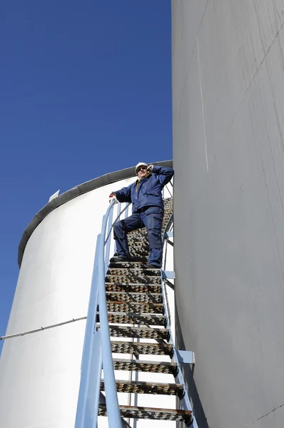 Trabajadores del petróleo y torres de almacenamiento de combustible — Foto de Stock