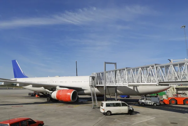 Passagierflugzeug an Passagierbrücke — Stockfoto