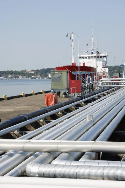 Трубопроводы и нефтяной танкер — стоковое фото