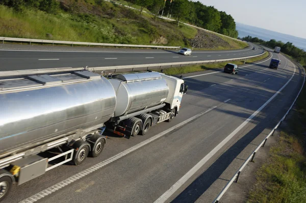 Paliwa samochodów ciężarowych w ruchu — Zdjęcie stockowe