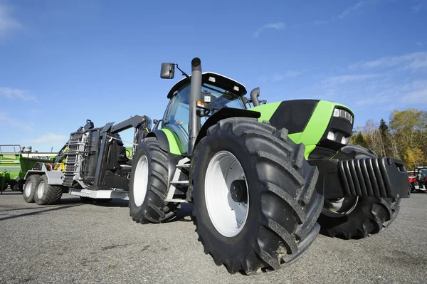 Obří zemědělství traktoru a pluh — Stock fotografie