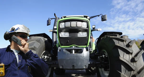 Traktor, jcb och driver — Stockfoto