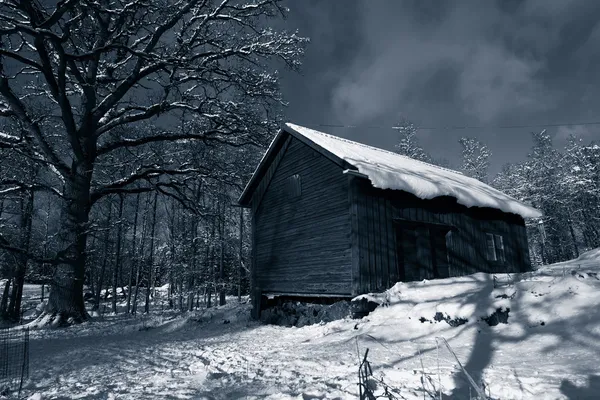 Antiguo granero por la noche, nieve y hielo — Foto de Stock