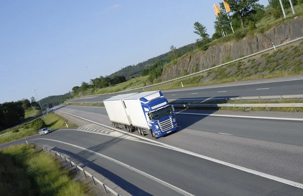 Lastbilstransporter på natursköna freeway — Stockfoto