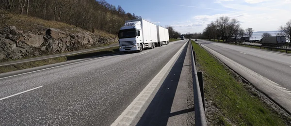 Vrachtwagen en snelweg panoramisch — Stockfoto