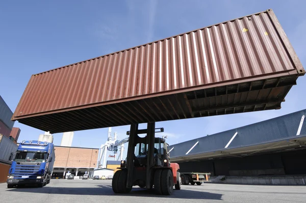 Вилочный и грузовой контейнеры — стоковое фото