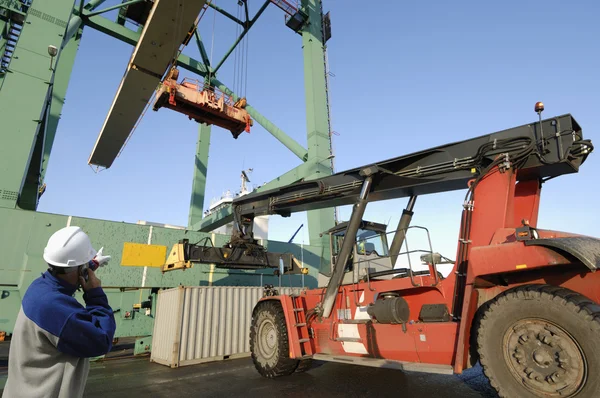 Port, arbetare och truckar — Stockfoto