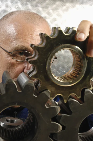 Ingeniero examinando ruedas de engranaje — Foto de Stock