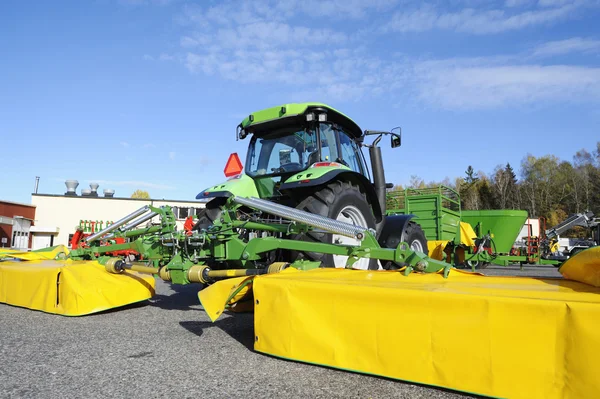 Zemědělství traktoru a žací stroje — Stock fotografie