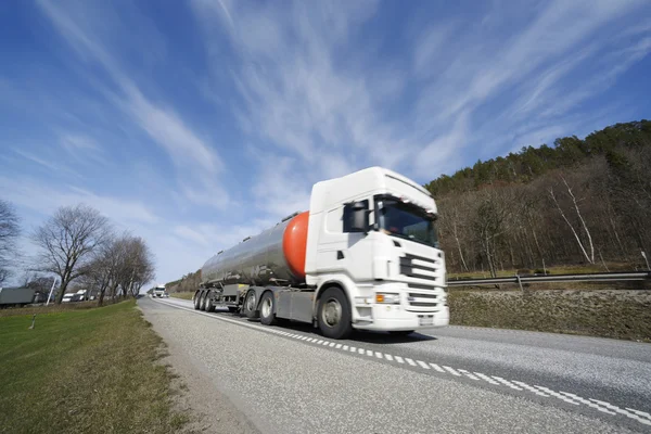 Stora bränsle-lastbil på väg — Stockfoto