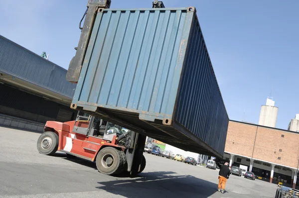 Gigantisk container truck — Stockfoto