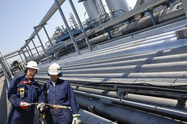 Trabalhadores das refinarias e oleodutos — Fotografia de Stock
