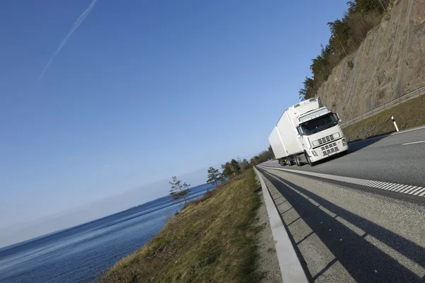Truck op scenic snelweg — Stockfoto