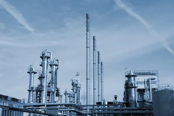 Olja och gas industri i skymningen — Stockfoto