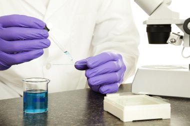 bilim adamı eller yukarı