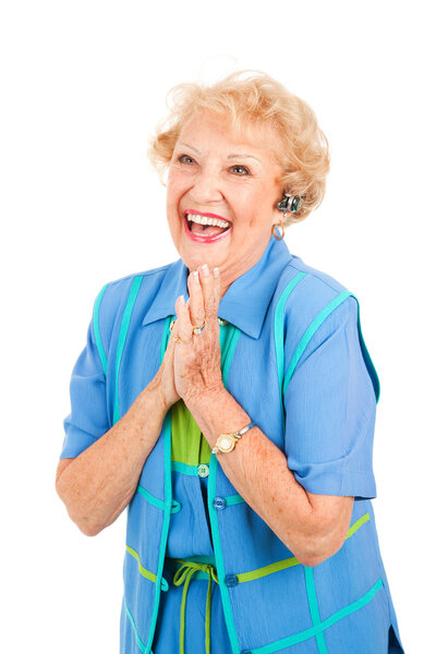 Пожилая женщина с сотовым телефоном взволнована
