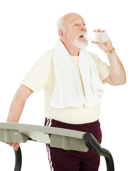 Dopasowanie starszy napoje wody — Zdjęcie stockowe