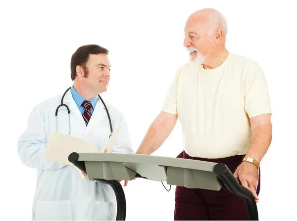 Подходящий пожилой человек консультируется с врачом — стоковое фото