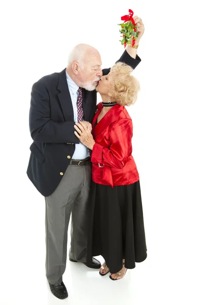 Romantyczny seniorów pod jemiołą — Zdjęcie stockowe