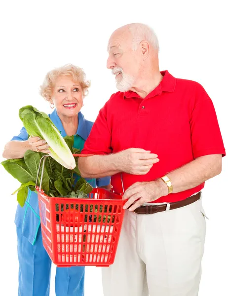 年配のカップル食品ショッピング — ストック写真