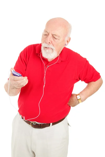 Uomo anziano infastidito dal lettore MP3 — Foto Stock