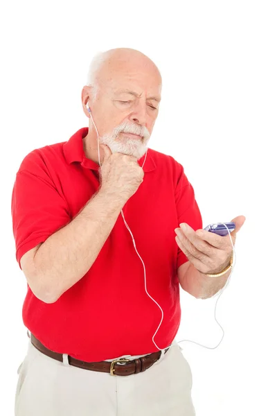 Старший чоловік плутає MP3 плеєр — стокове фото